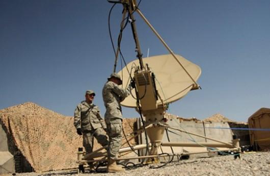 Militares trabajando en comunicaciones