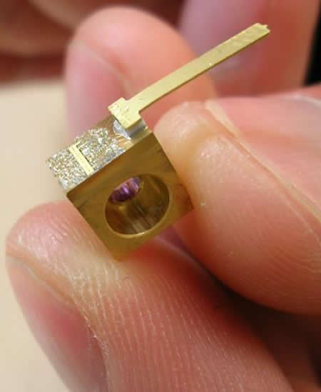 Dispositivo que emite rayos laser más eficientes - Imagen de Science Daily