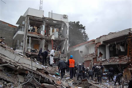 Misión de rescate en un edificio en escombros - Imagen de cubaencuentro.com