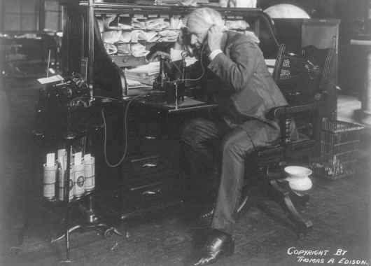 Edison probando uno de sus inventos