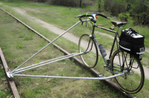 Bicicleta acoplada a las vías del tren.