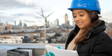 ingeniero-mujer-engeneer-woman-leyendo-reading