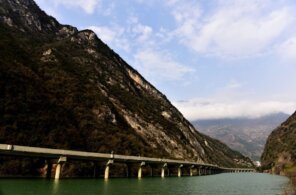 Autopista sobre el río.