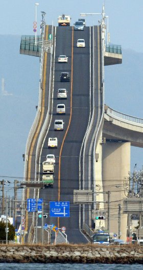 puente-inclinado-japon