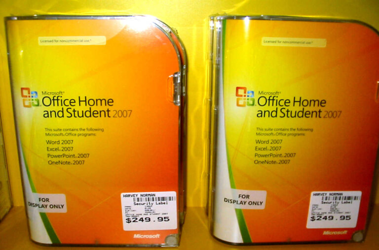Dos cajas de Microsoft Office 2027 y el texto "for display only".